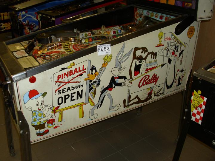 Automat do gry Bugs Bunny's Pinball Game