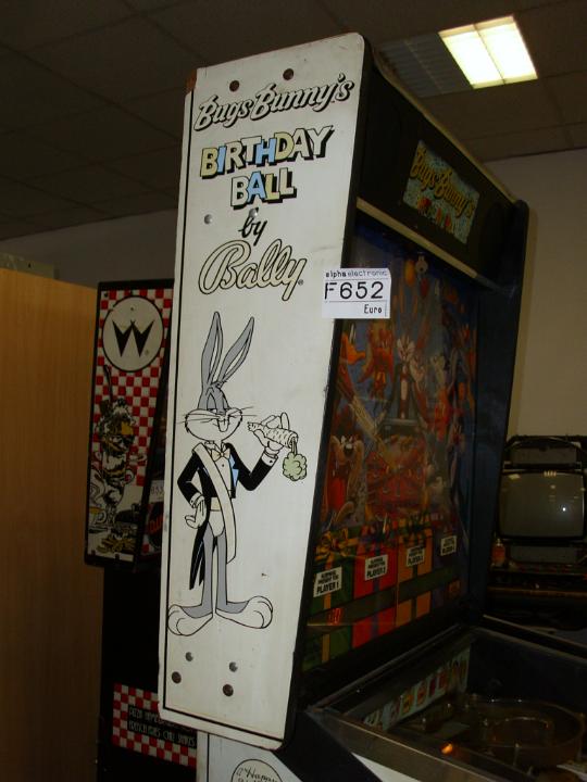 Automat do gry Bugs Bunny's Pinball Game