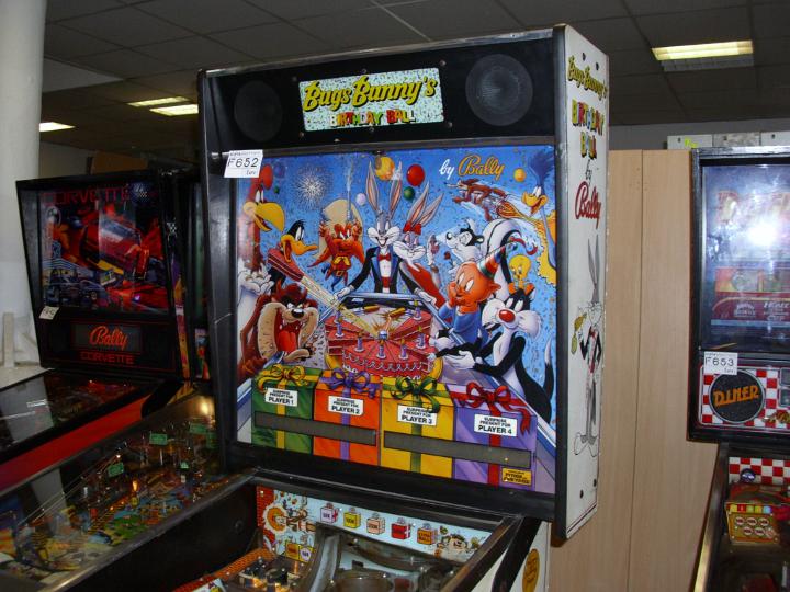 Automat do gry Bugs Bunny's Pinball Game